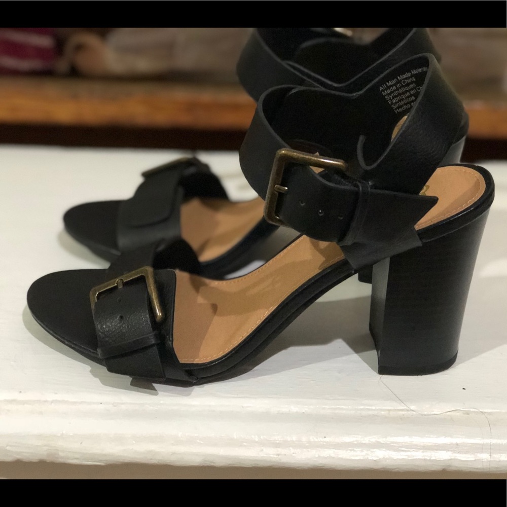Buckle chunky sandals 👡